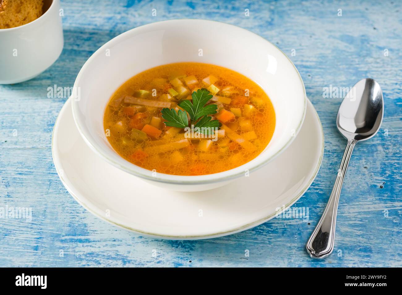 Blick von oben auf gesunde Gemüsesuppe auf weißem Porzellanteller Stockfoto