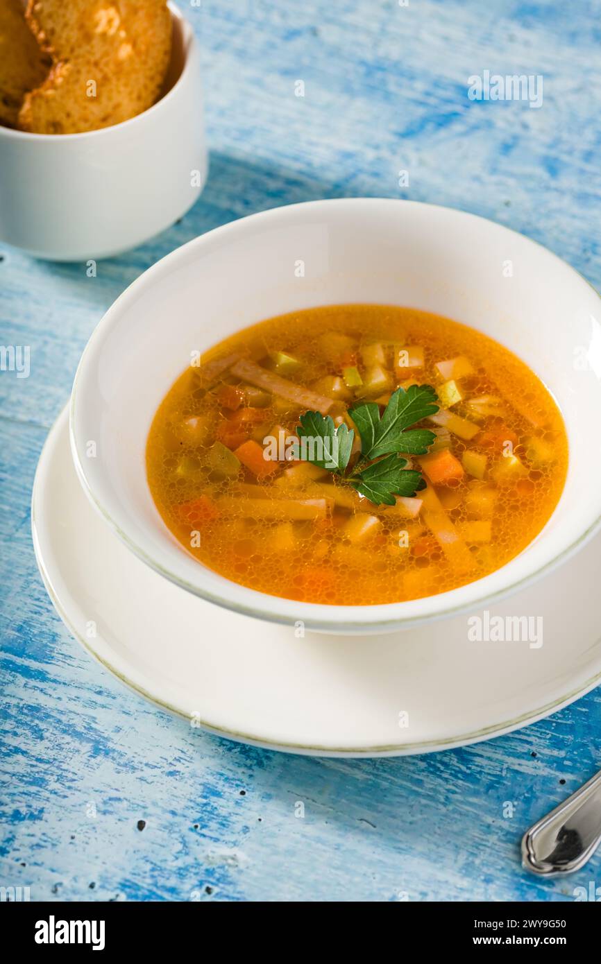 Blick von oben auf gesunde Gemüsesuppe auf weißem Porzellanteller Stockfoto