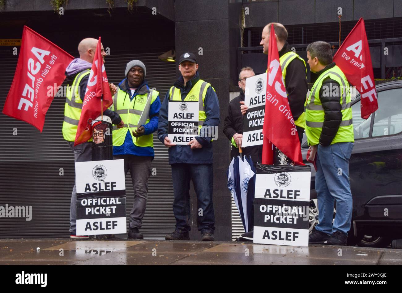 London, Großbritannien. April 2024. Die gewerkschaft der ASLEF-Triebfahrzeugführer vor dem Bahnhof Euston, während sie eine neue Runde von Streiks über die Bezahlung veranstalten. Quelle: Vuk Valcic/Alamy Live News Stockfoto