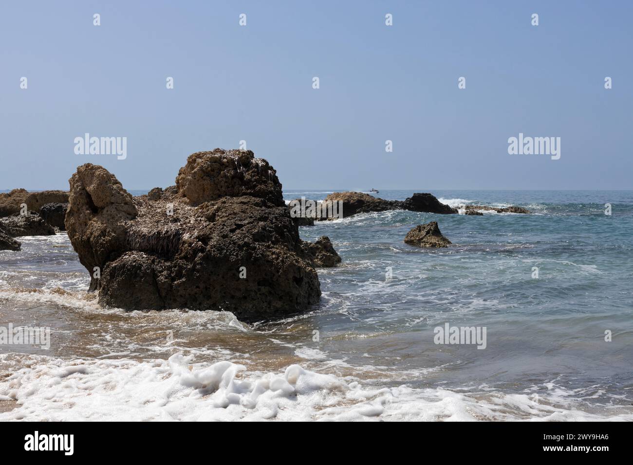 Seaside Rocks und schaumige Wellen Stockfoto