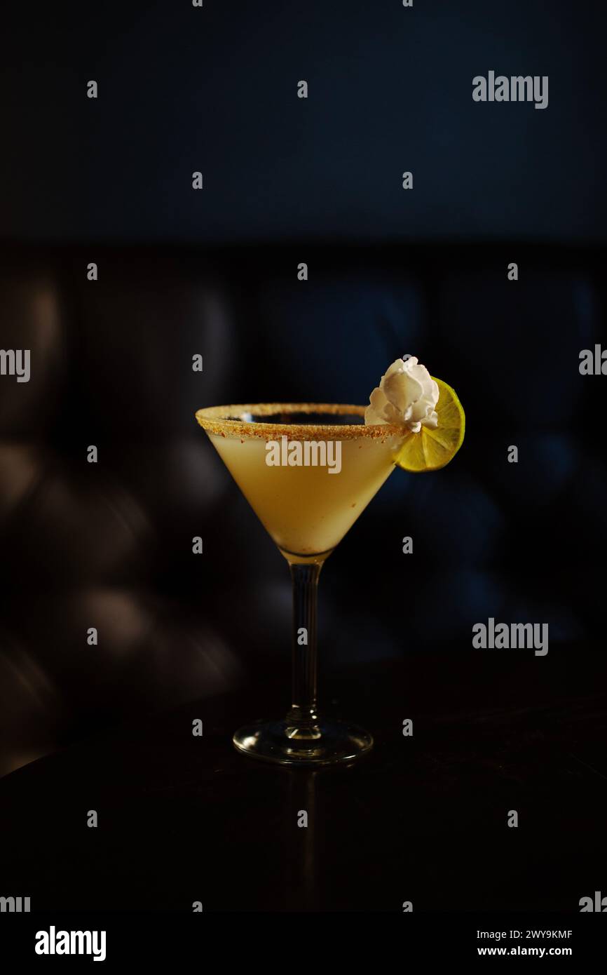 Ein Key Limette Pie Martini Cocktail auf einem Tisch dunkel Hintergrund Stockfoto