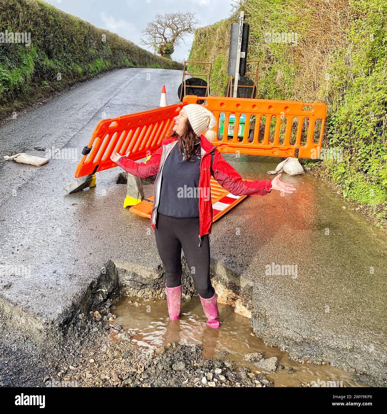 Devon, Großbritannien. April 2024. Wetter in Großbritannien: Schlaglöcher ein Problem in den Straßen um Dunsford, Devon. Pictured Raich Keene Credit: Nidpor/Alamy Live News Stockfoto