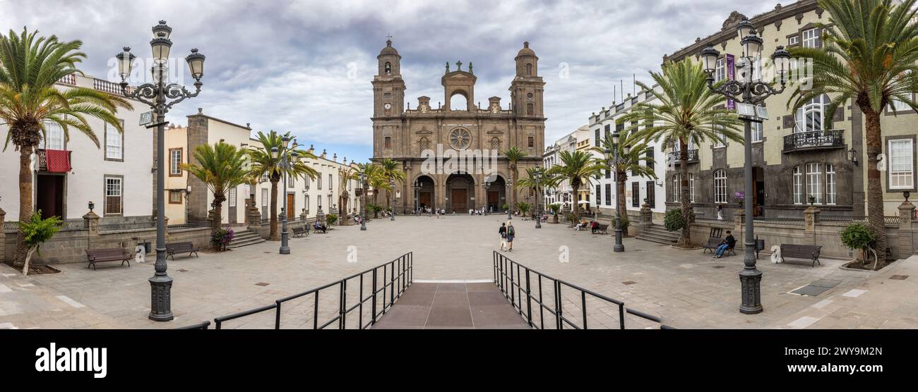 April 2024 - Las Palmas de Gran Canaria, SPANIEN: Panoramablick auf Plaza Mayor de Santa Ana und Catedral de Canarias mit Besuchern vor der Tür. Stockfoto