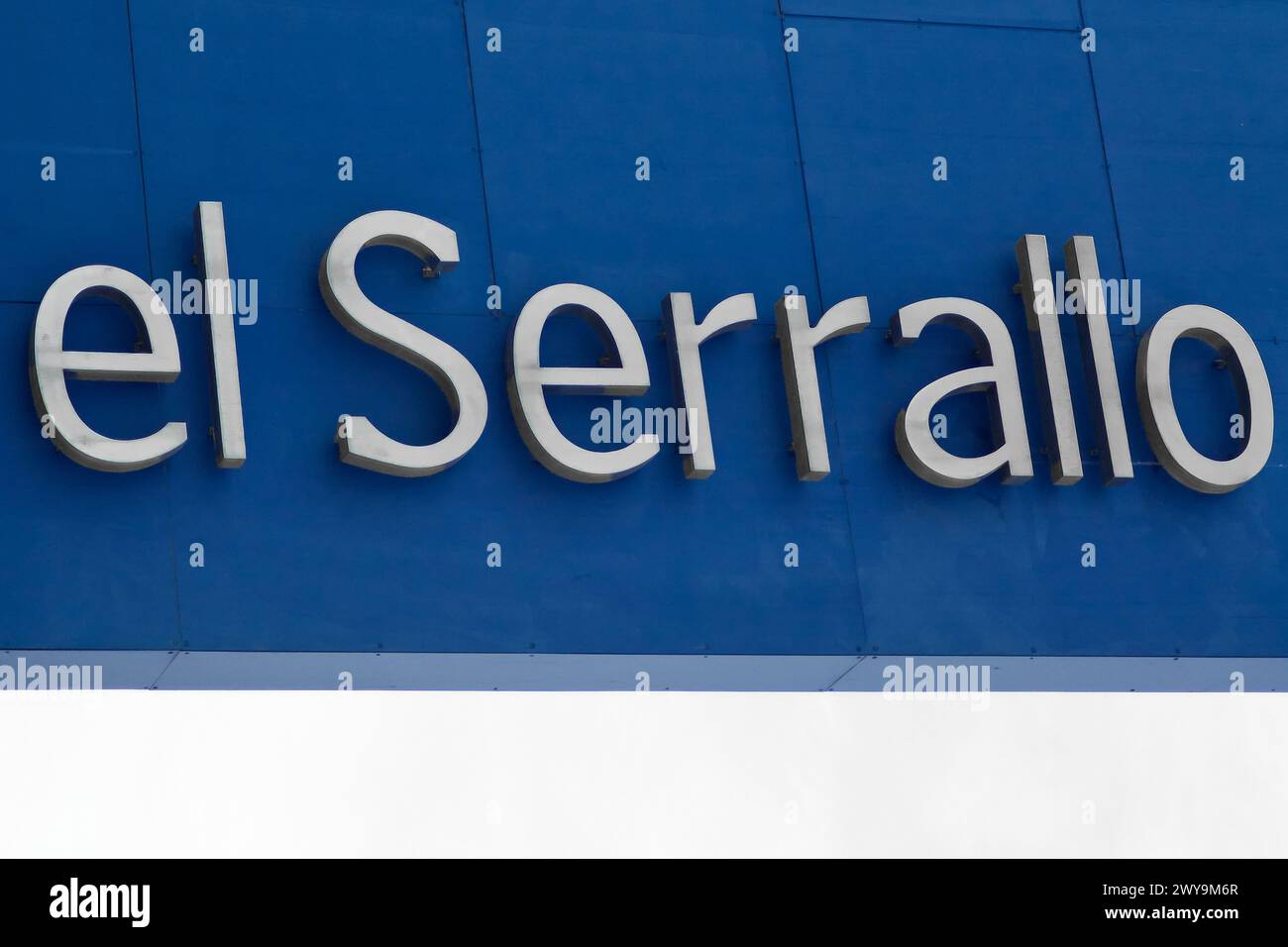 Das Bild zeigt den Text el serrallo in weißen 3D-Buchstaben auf einem leuchtend blauen Hintergrund. El Serrallo ist ein bekannter Küstenbezirk der Stadt T Stockfoto