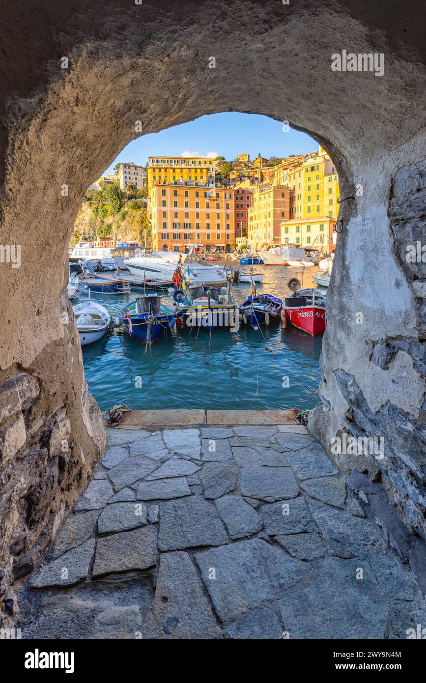 Der wunderschöne Hafen von Camogli durch einen Hausbogen gesehen, Camogli, Provinz Genova, Ligurien, Italien, Europa Copyright: carloxalbertoxconti 1369-177 Stockfoto