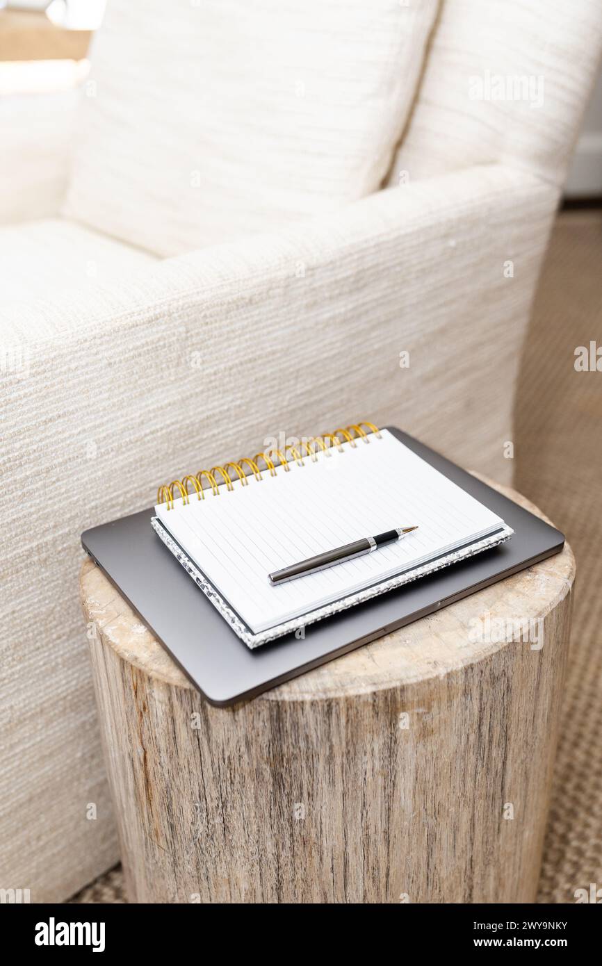 Notizblock und Stift auf Tablet in einer gemütlichen Ecke Stockfoto
