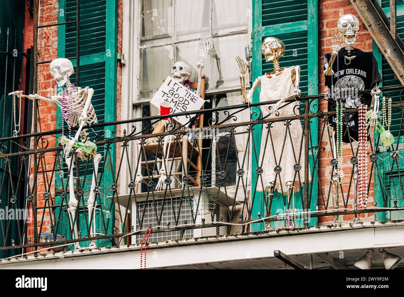 Vier Skelette mit Mardi Gras Perlen auf dem Balkon im French Quarter Stockfoto