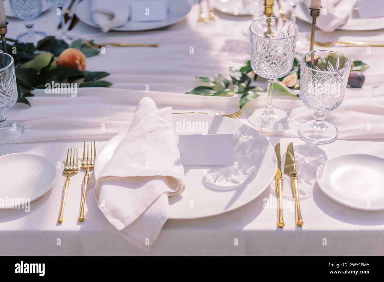 Elegante Tischdekoration mit goldfarbenem Besteck Stockfoto