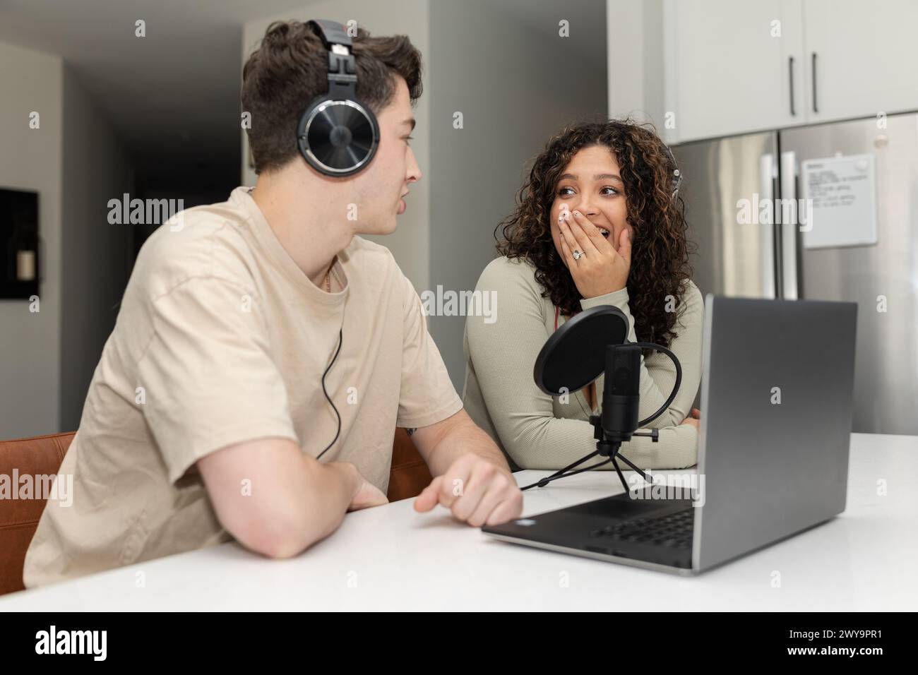 Ein paar Platten Podcast in der Küche Stockfoto