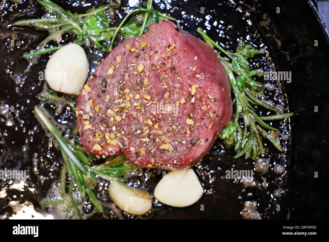 Steakpfanne mit Knoblauch und Rosmarin Stockfoto