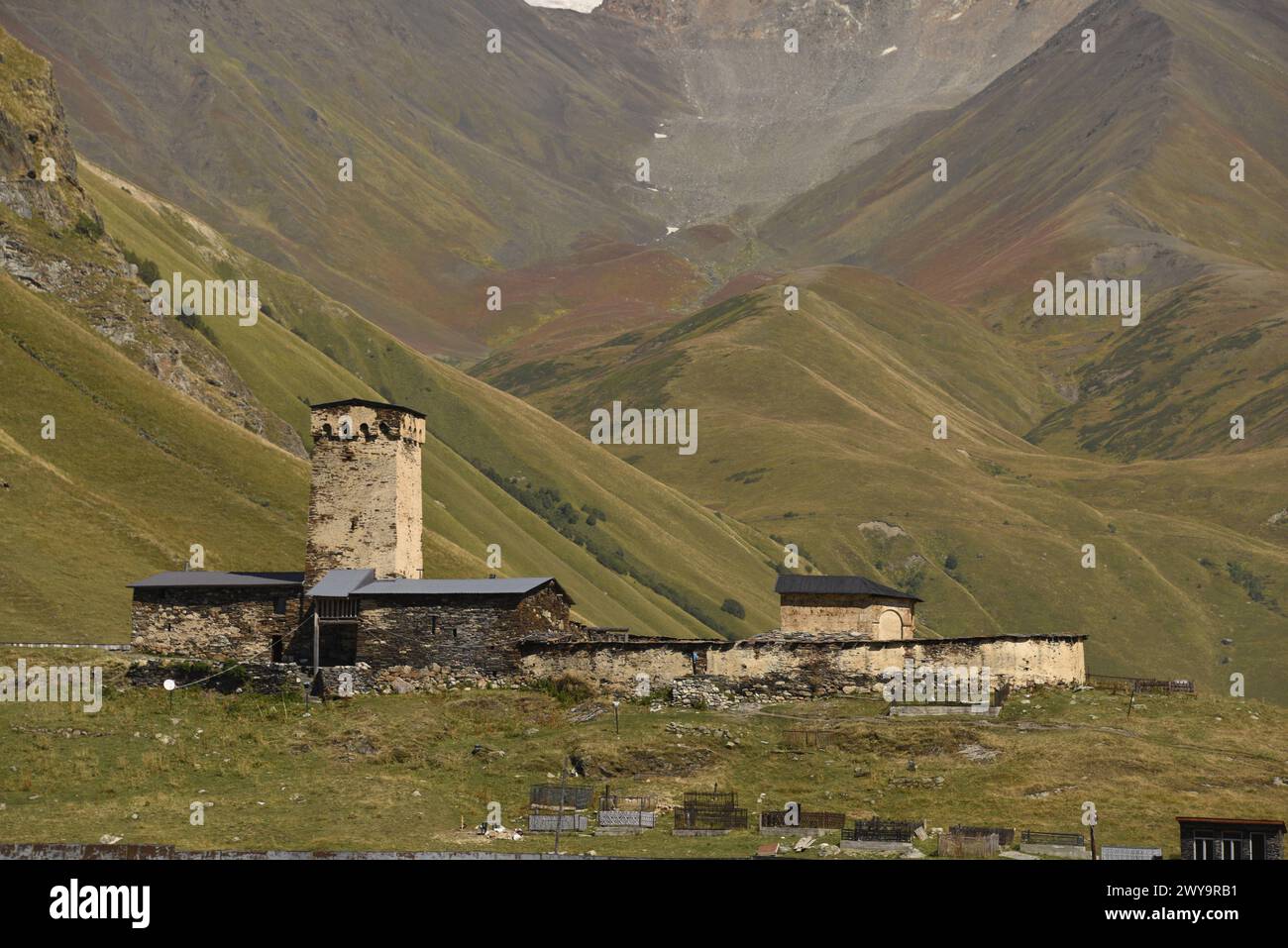 Traditionelle mittelalterliche Svaneti-Turmhäuser, UNESCO-Weltkulturerbe, Dorf Ushguli, Region Svaneti, Kaukasus, Georgien, Zentralasien, Asien Copyrigh Stockfoto