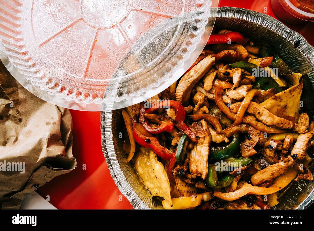 Chicken Fajitas zum Mitnehmen mit Chips und Salsa Stockfoto