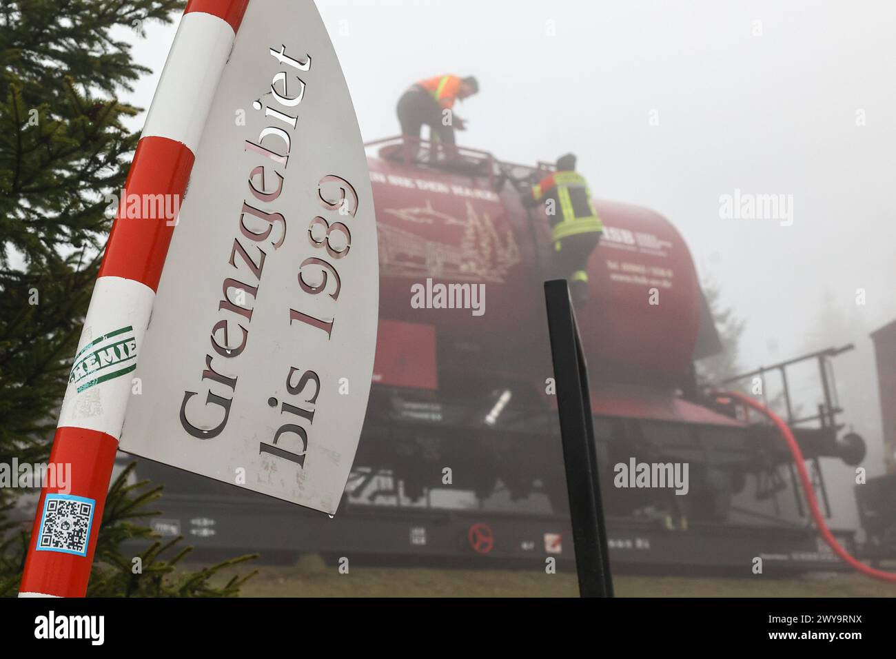 Schierke, Deutschland. April 2024. Zwei Kesselwagen der Harzer Schmalspurbahn (HSB) stehen auf dem Goethe-Aufstieg im Harz. Ein Löschwasserbehälter mit einer Kapazität von 100.000 Litern Löschwasser für den Brandschutz wird von der Feuerwehr Wernigerode in einer Höhe von 950 m gefüllt Quelle: Peter Gercke/dpa-Zentralbild/dpa/Alamy Live News Stockfoto
