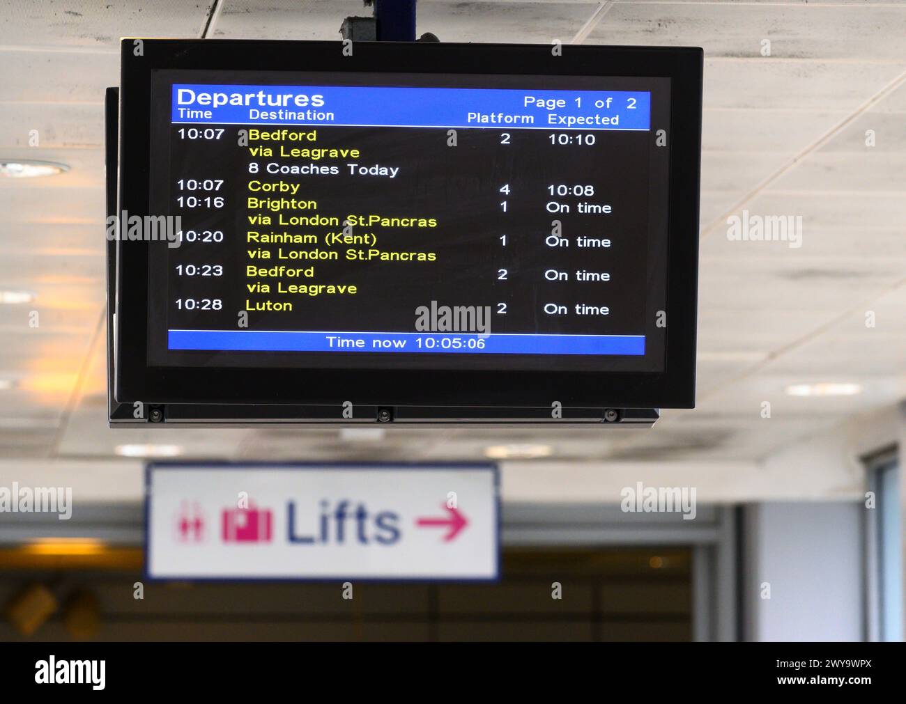 Digitaler Informationsbildschirm auf einem Bahnsteig am Bahnhof Luton Airport Parkway, London, England. Stockfoto