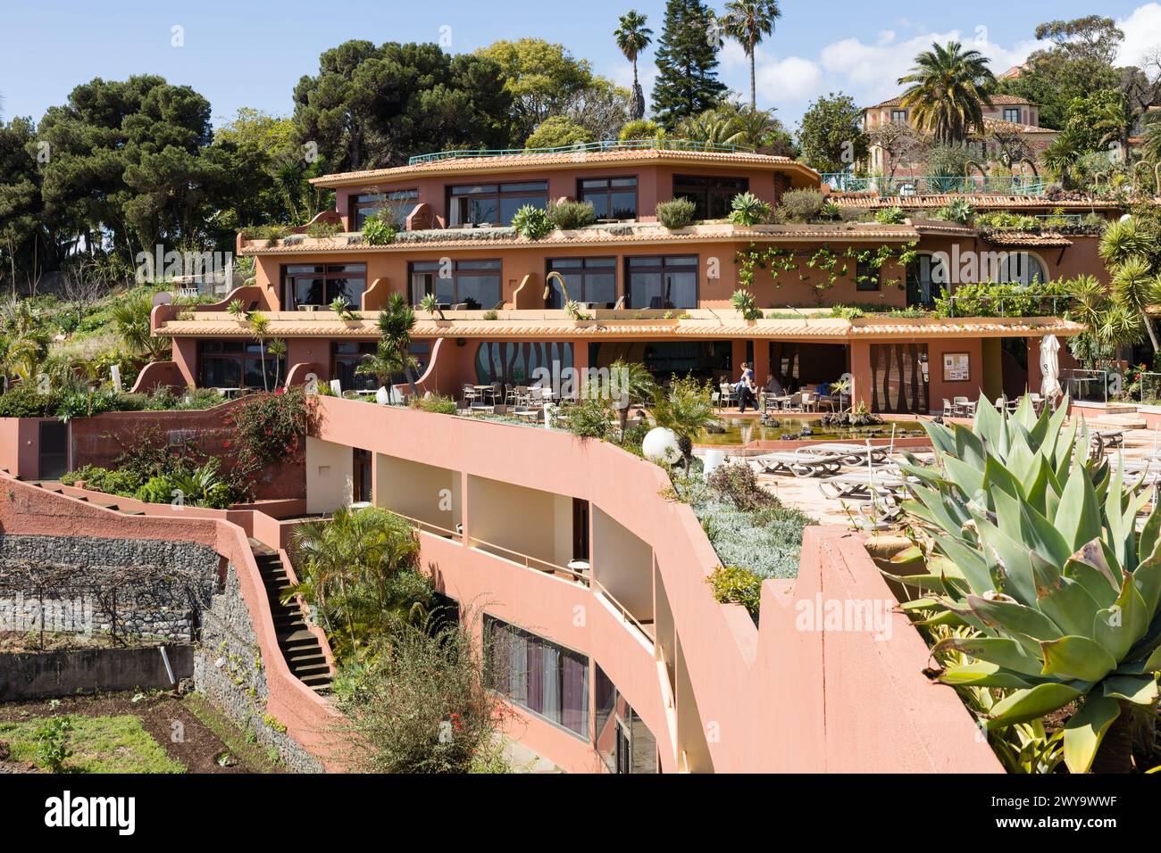Blick auf den Garten vom Apartment im Quinta Splendida Wellness und Botanical Garden Holiday Hotel auf Madeira. Stockfoto