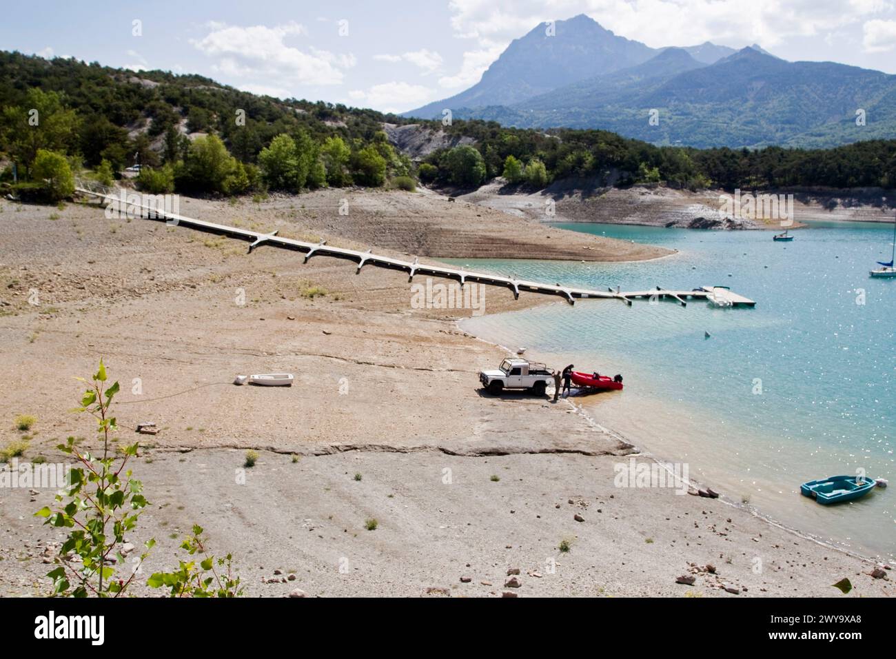 Chorges (Südostfrankreich) am 23. Mai 2023: Ufer des Serre-Poncon-Sees. Der Wasserstand des Sees liegt unter dem optimalen Füllstand. Pontons auf der Bank und ve Stockfoto