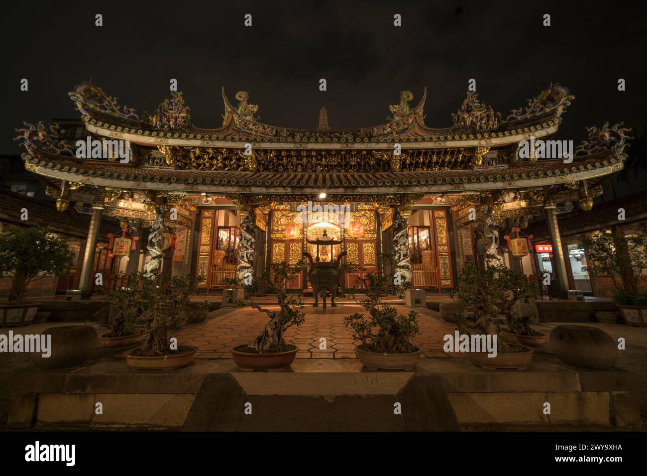 Eintritt zum Bao'an Tempel bei Nacht Stockfoto