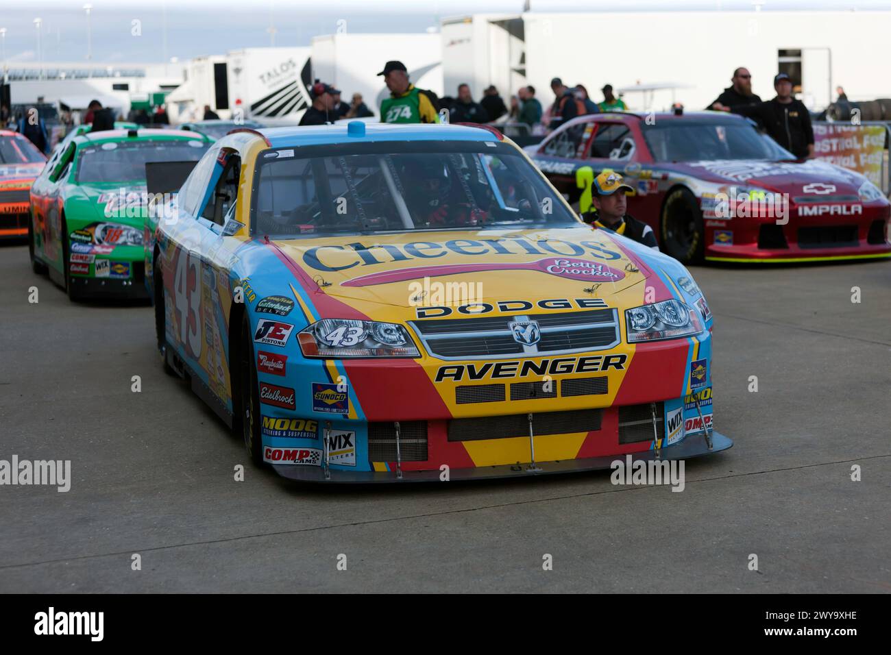 Simon Chalkly's 2010 Dodge Charger wartet auf die Teilnahme am 75. Jahrestag der NASCAR-Demonstration auf dem Silverstone Festival 2023 Stockfoto