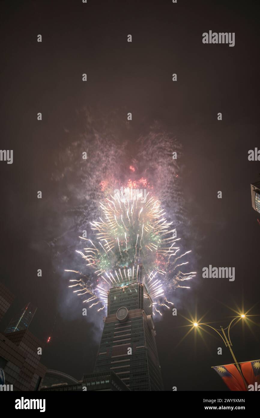 Der Himmel wird mit einem spektakulären Feuerwerk vom Taipei 101 Turm beleuchtet Stockfoto