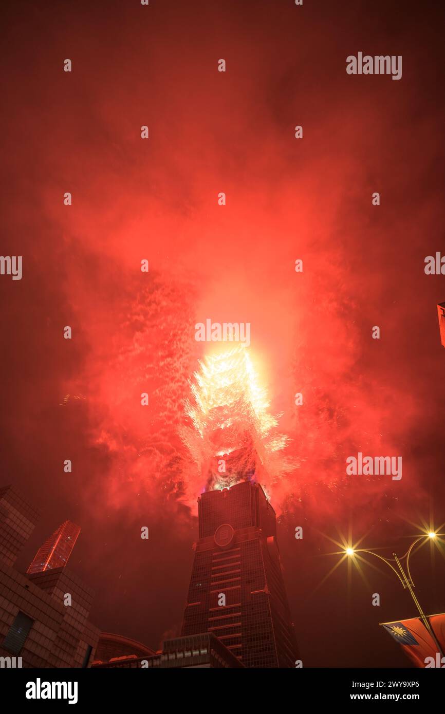 Der Himmel wird mit einem spektakulären Feuerwerk vom Taipei 101 Turm beleuchtet Stockfoto