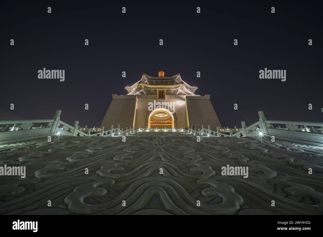 Vorderansicht der Chiang Kai-shek Memorial Hall, beleuchtet gegen den Nachthimmel Stockfoto
