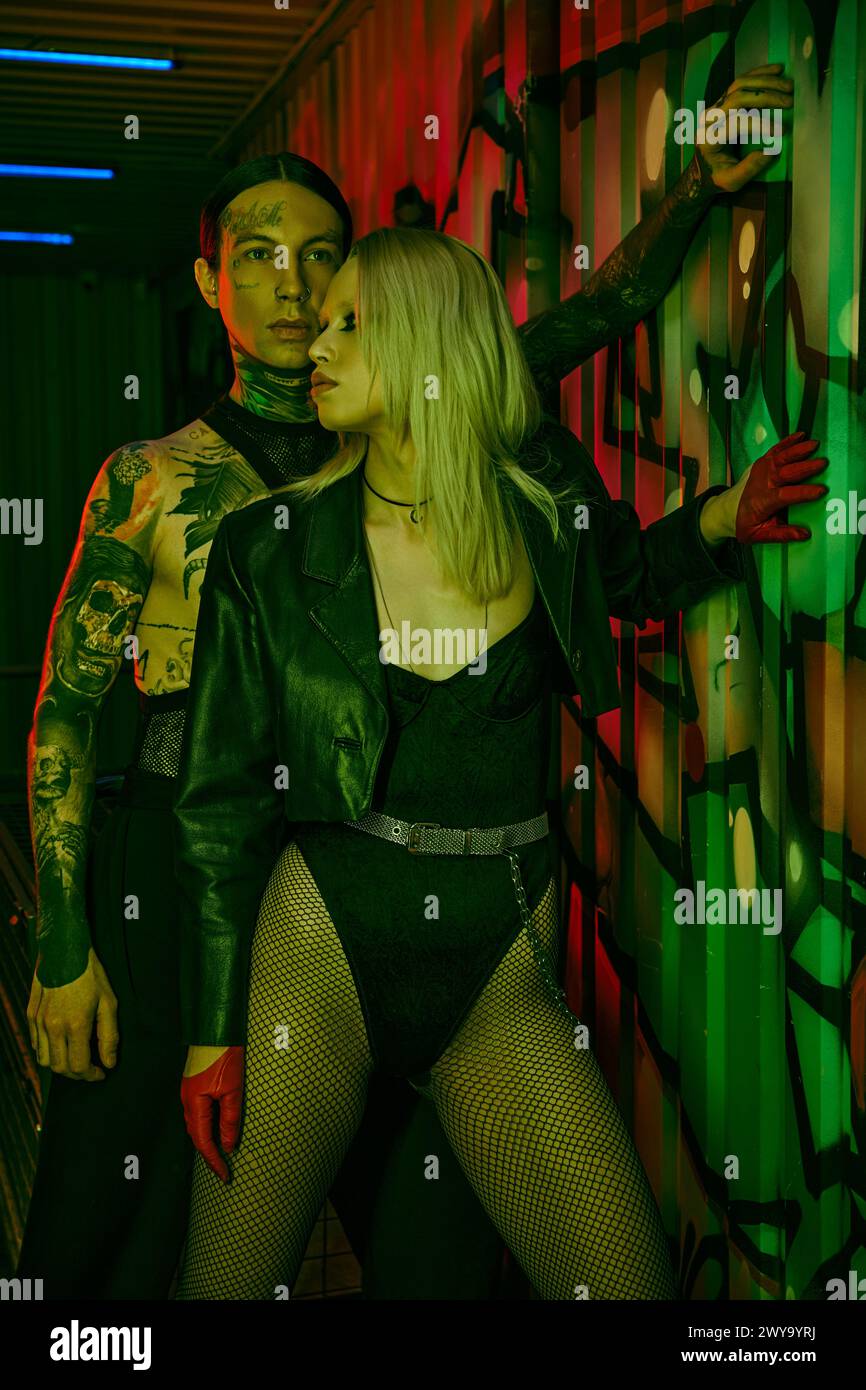 Ein Mann und eine Frau stehen Seite an Seite auf einer überfüllten Rave-Party Stockfoto