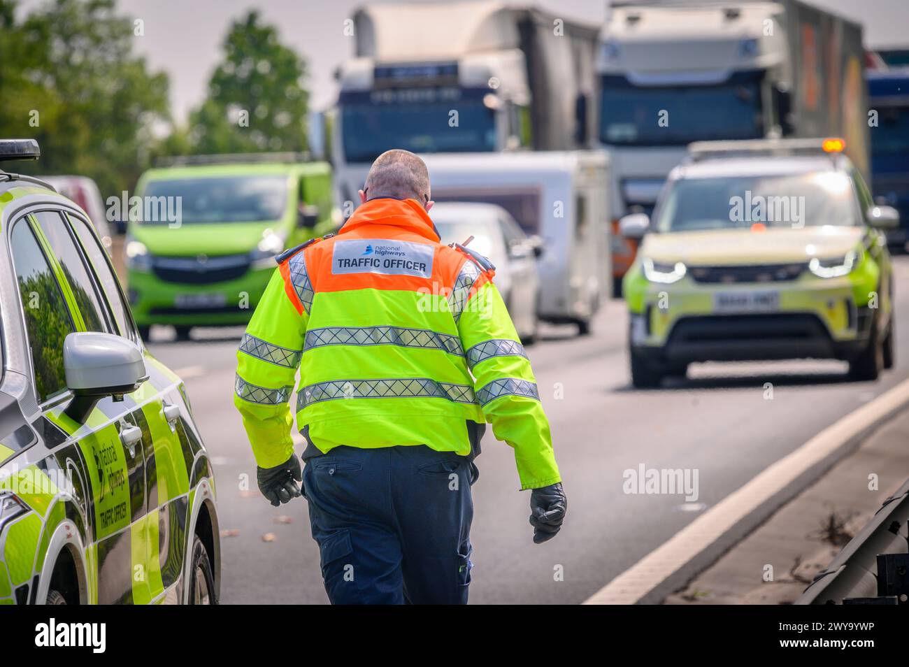 Verkehrsoffiziere der National Highways nahmen an einem Vorfall auf einer intelligenten Autobahn in England Teil. Stockfoto
