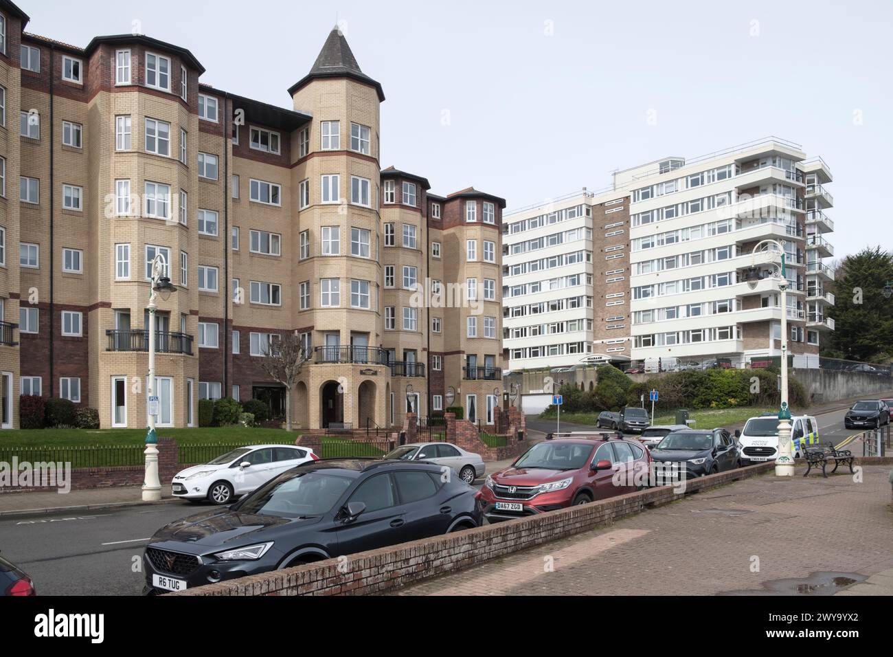 Rund um Penarth, eine Küstenstadt im Vale of Glamorgan Wales, Großbritannien. Apartments an der Promenade Stockfoto