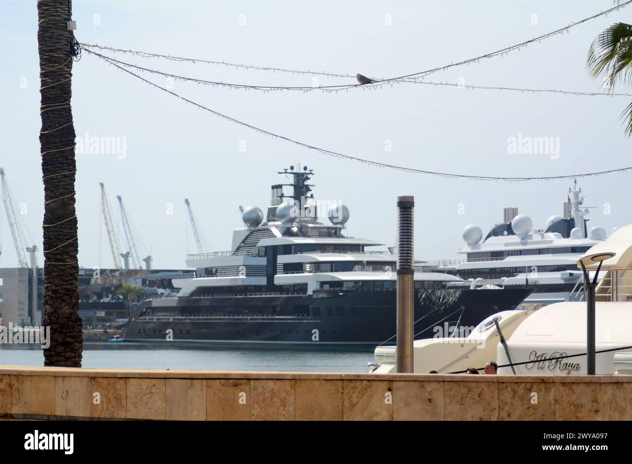 Tarragona, Spanien - 5. April 2024: Panoramablick auf den Hafen von Tarragona mit Luxusyachten vor Anker, die die opulente und maritime Ruhe hervorheben Stockfoto