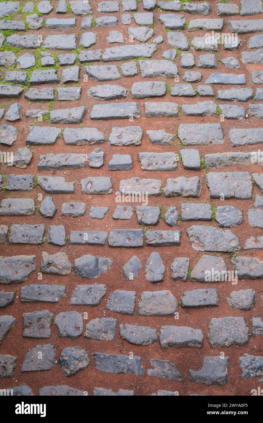 Abschnitt der römischen Hafenstraße am heutigen Roncalliplatz in Köln. Der Basaltpflaster geht auf das 3. Oder 4. Jahrhundert n. Chr. zurück. Stockfoto