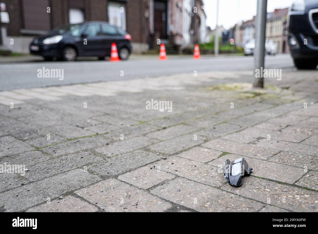 Couillet, Belgien. April 2024. Der Unfallort eines Polizeiwagens in Couillet, Charleroi, Hennegau, Freitag, den 5. April 2024. Früh in der Nacht starb ein 35-jähriger Polizist Benjamin in der wallonischen Stadt Couillet. Während einer Verfolgung verlor der Fahrer des Polizeikommandos die Kontrolle über das Lenkrad. Einer der Offiziere überlebte den Unfall nicht. BELGA PHOTO VIRGINIE LEFOUR Credit: Belga News Agency/Alamy Live News Stockfoto