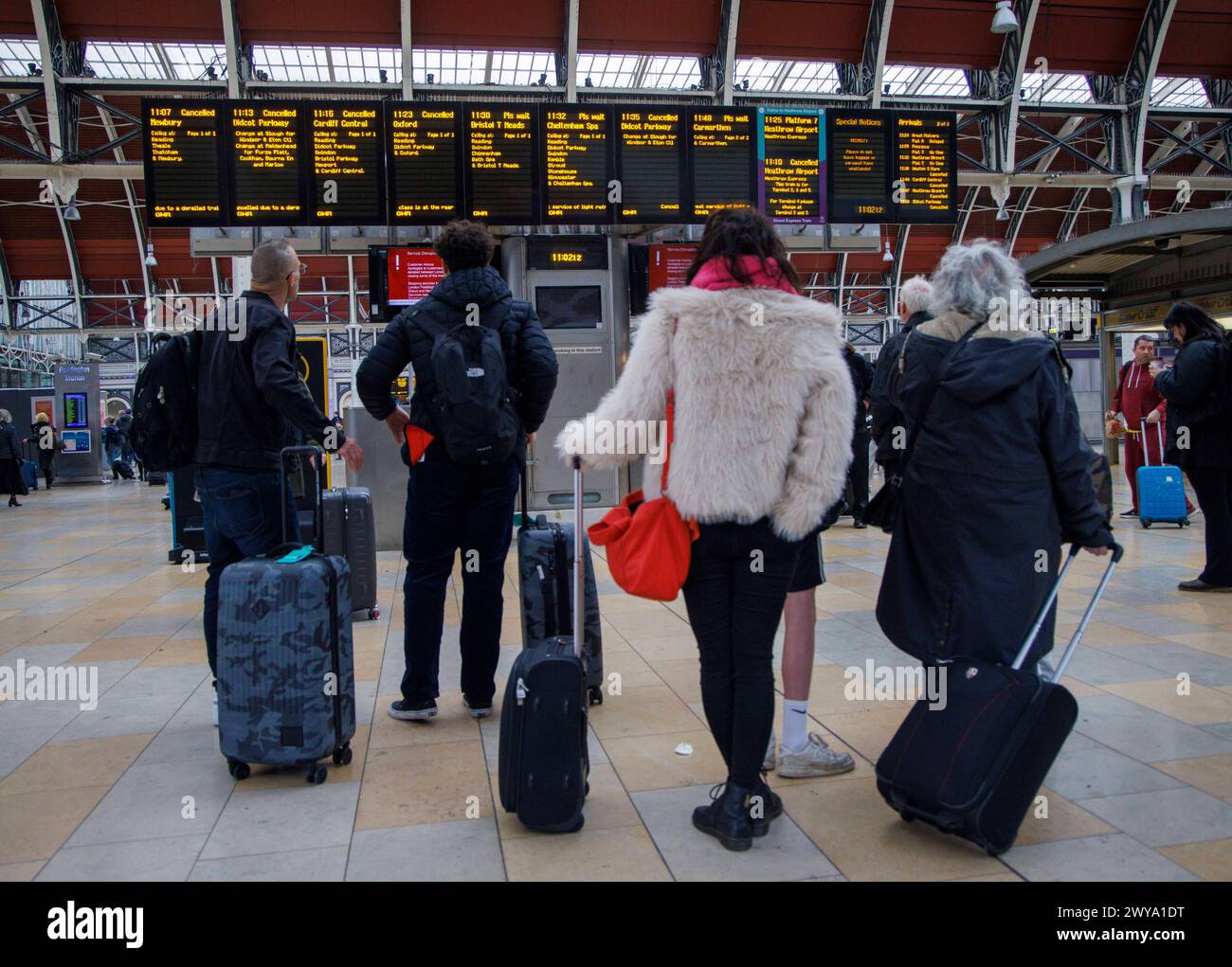 London, Großbritannien. April 2024. Unterbrechung in Paddington aufgrund von Industrieaktionen, da Mitglieder von Aslef bei Avanti West Coast, CrossCountry, East Midlands Railway, West Midlands Railway und London Northwestern gehen, die Montage von Streikposten vor Bahnhöfen durch einen entgleisten Zug zwischen Reading und London Paddington und einige Strecken sind blockiert. Arbeitskampfmaßnahmen einiger Eisenbahnunternehmen bedeuten, dass viele Menschen, die versuchen, in den Osterferien zu entkommen, betroffen sind. Am 6. April verkehren keine GWR-Züge von Paddington. Quelle: Mark Thomas/Alamy Live News Stockfoto