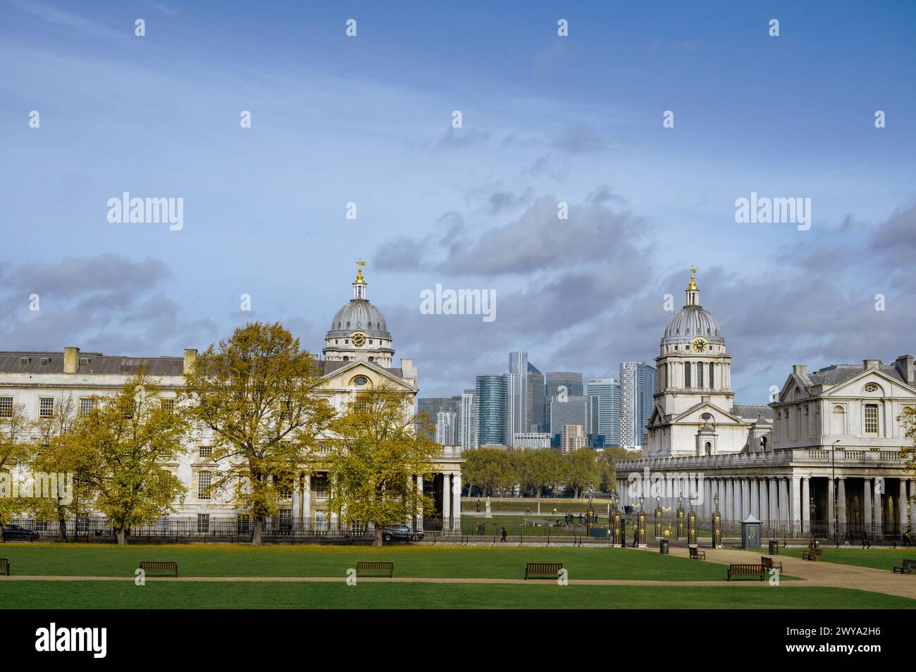 Old Royal Naval College, Greenwich, London, England, mit Skyline des Londoner Bankenviertels dahinter. Stockfoto