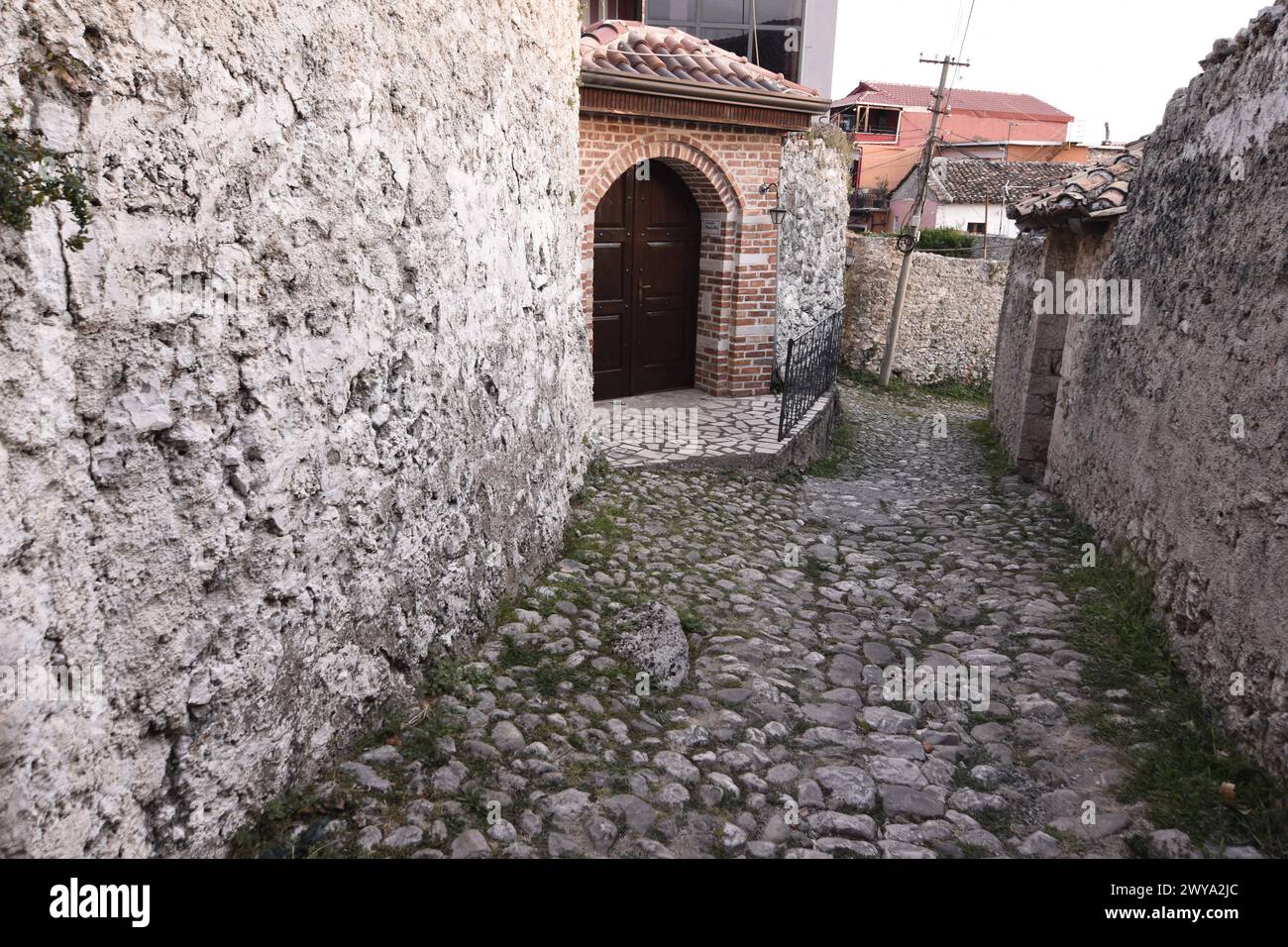 Enge Straße von Kruje innerhalb der Mauern des Schlosses, Kruje, Albanien, Europa Copyright: MichaelxSzafarczyk 1235-99 Stockfoto
