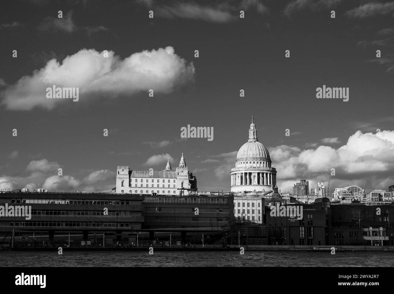 Londoner Skyline von South Bank, London, England über die Themse. Stockfoto