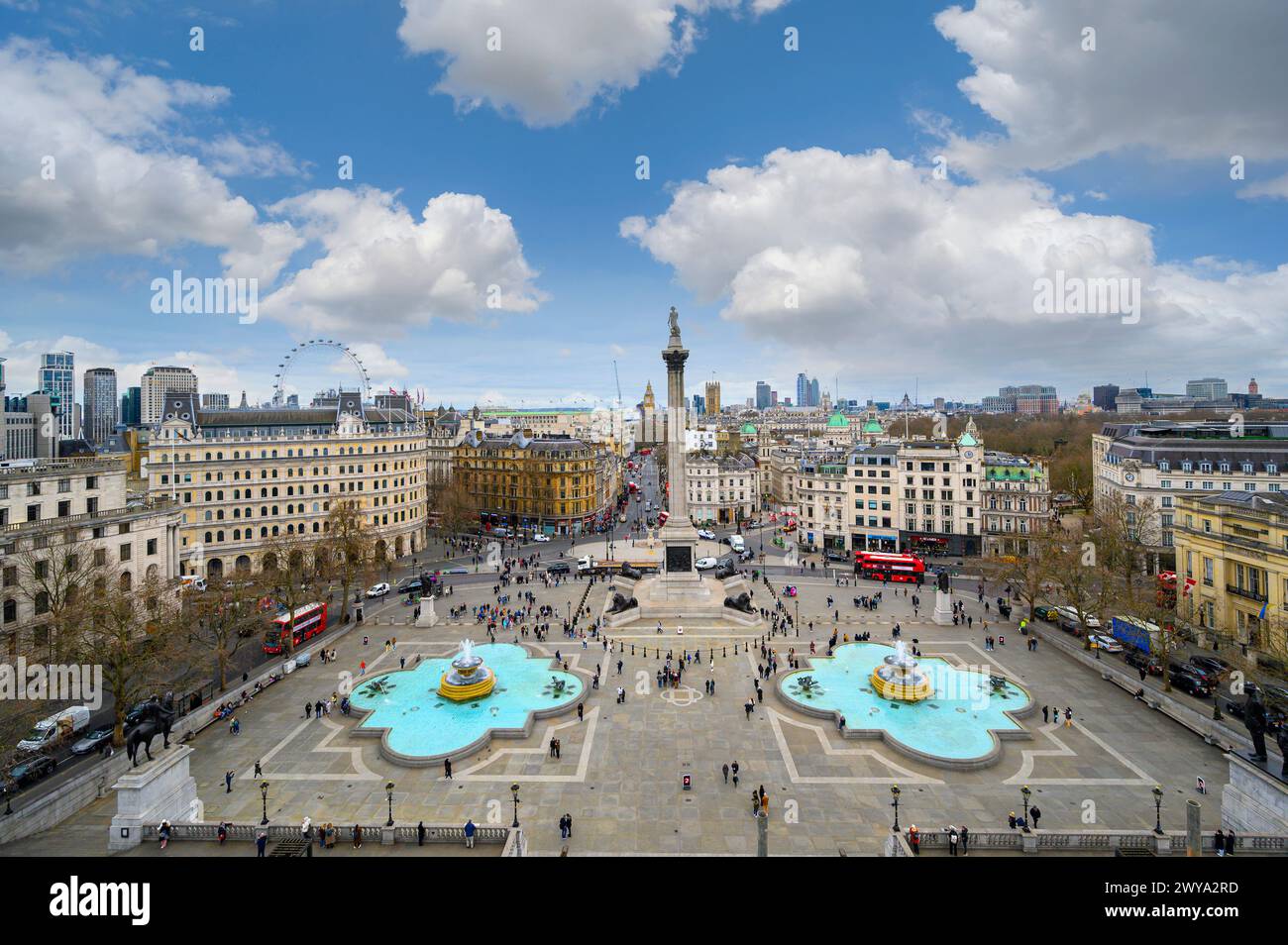 Blick aus der Vogelperspektive auf Londons berühmten Trafalgar Square von der National Gallery, London, England. Stockfoto