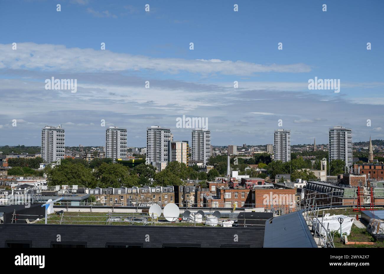 Blick auf die Skyline von London mit einer Reihe von Turmblöcken, London, England. Stockfoto
