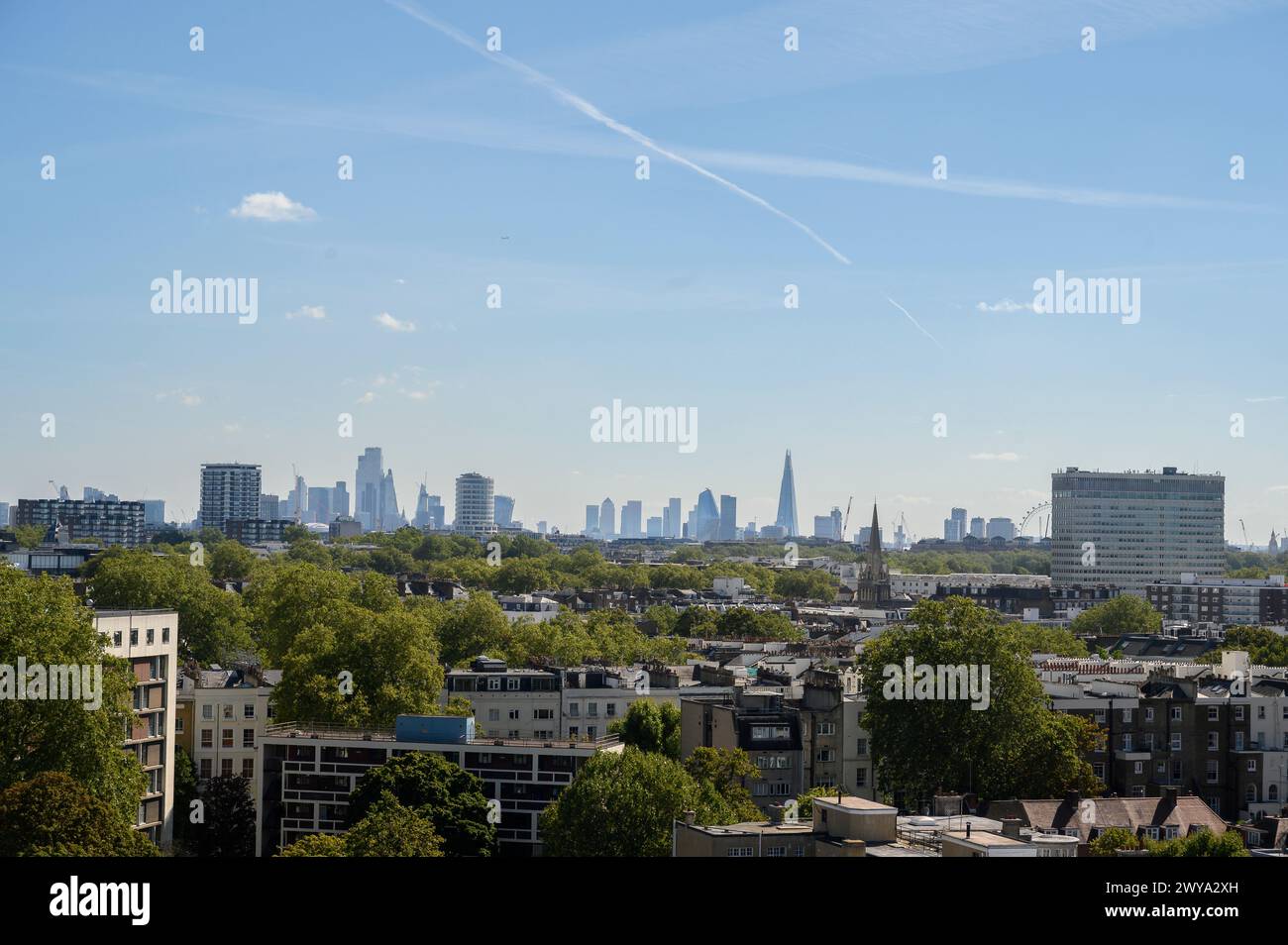 Blick auf die Londoner Skyline mit Wolkenkratzern im Finanzviertel und dem London Eye, London, England. Stockfoto