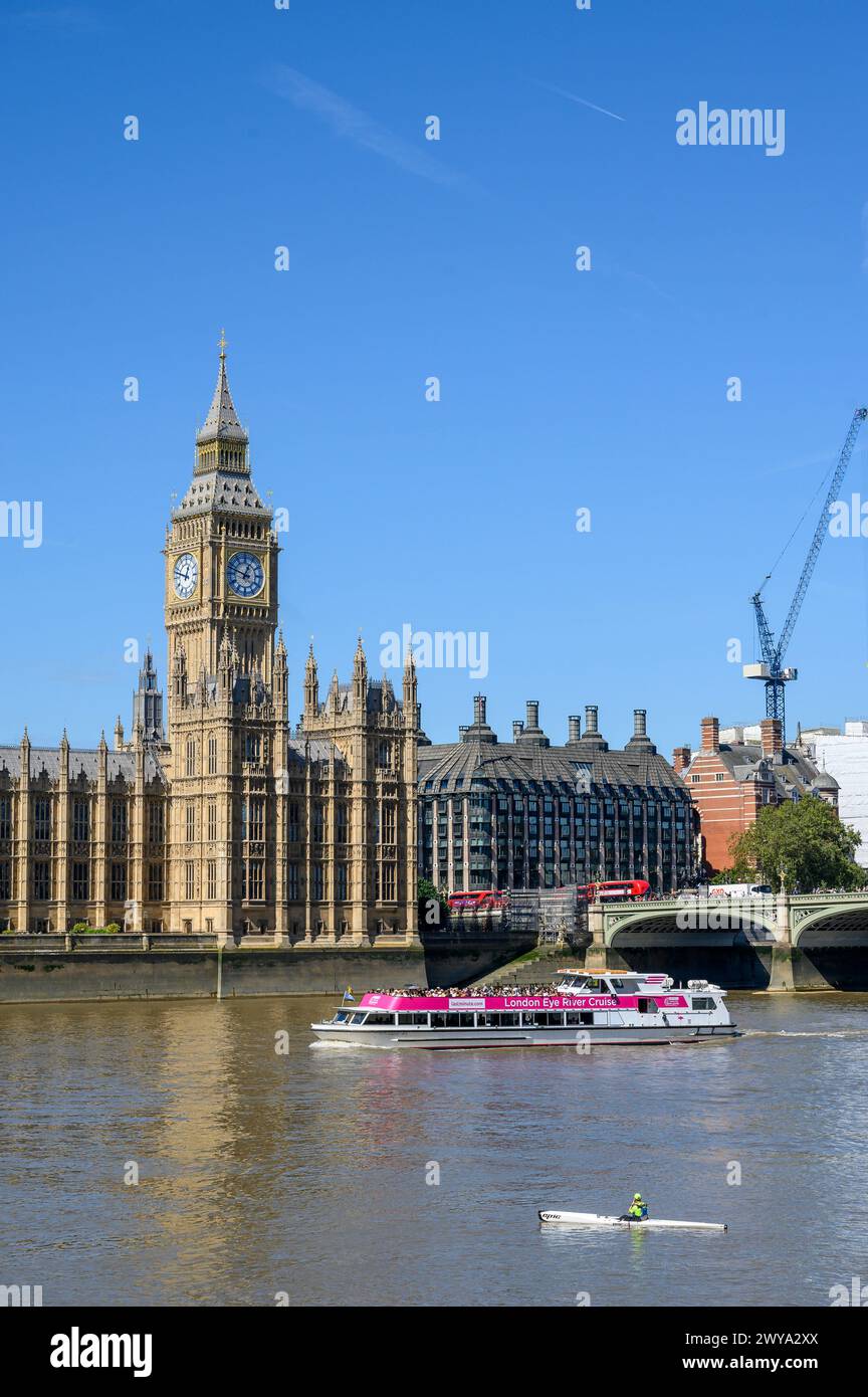 Touristenboot vorbei am Palace of Westminster, London, England. Stockfoto