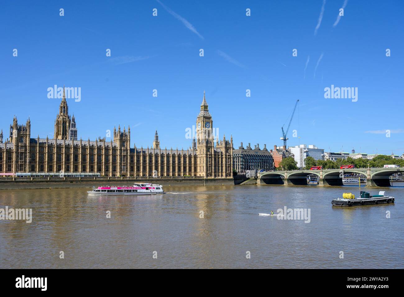 Touristenboot vorbei am Palace of Westminster, London, England. Stockfoto