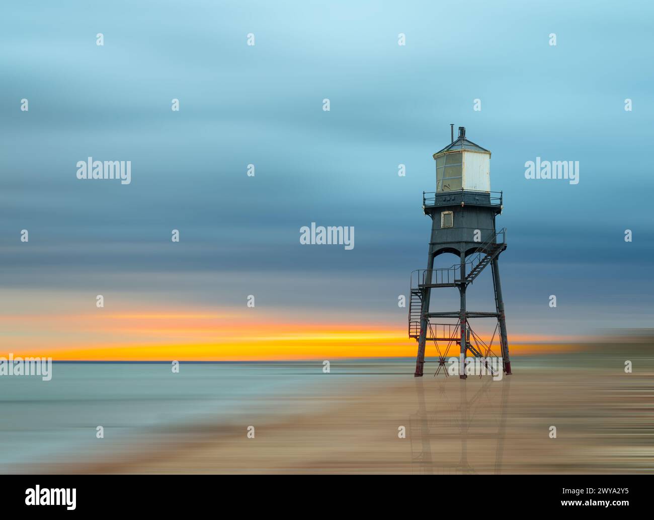 Dovercourt Essex UK Lighthouse am Strand mit Sonnenuntergang hinter Kunstunschärfe Stockfoto