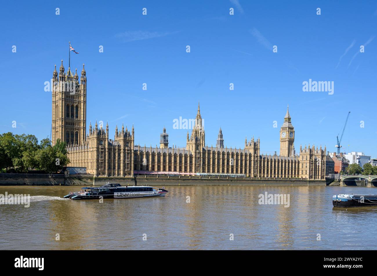 Uber Boot vorbei am Palace of Westminster, London, England. Stockfoto