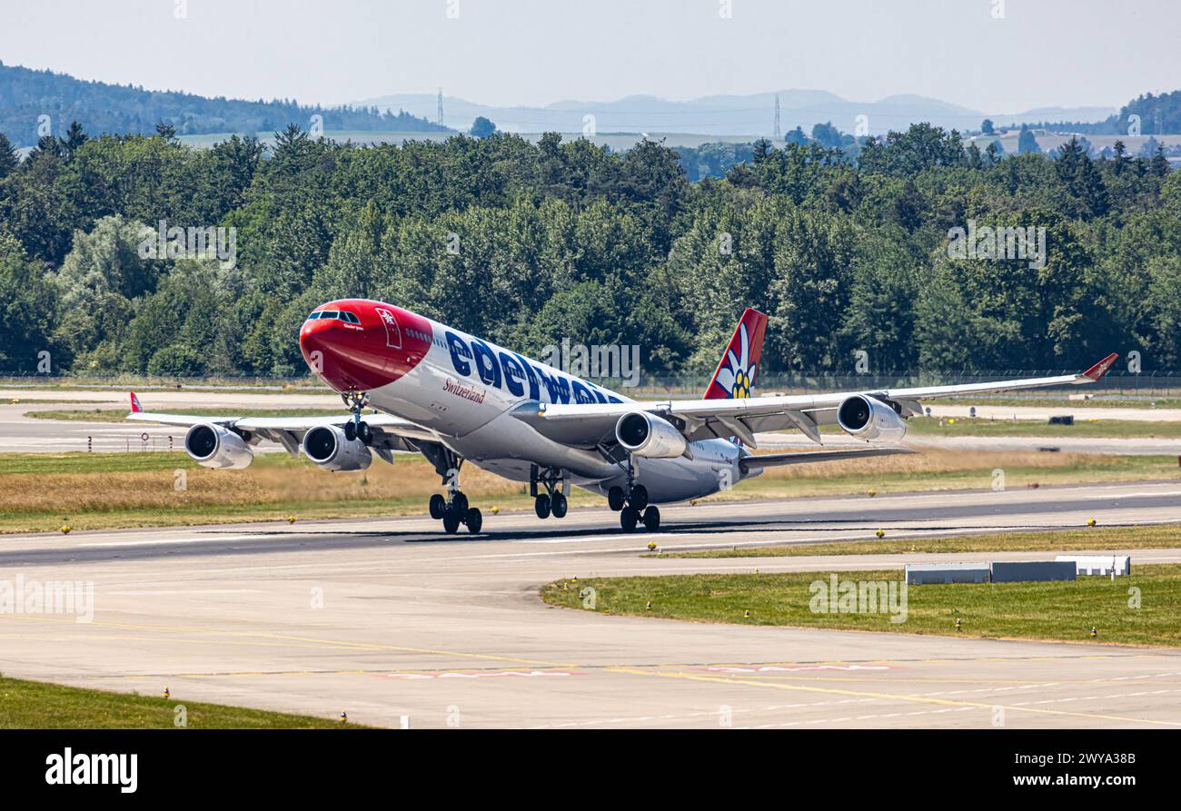 Ein Airbus A340-343X von Edelweiss Air startete vom Flughafen Zürich. Zielziel ist der Flughafen von Tampa in Florida, USA. Registrierung HB-JMD. Stockfoto