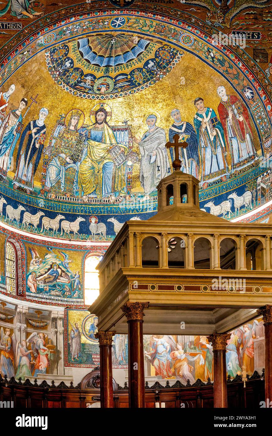 Das Innere der Kirche Santa Maria in Trastevere, Rom, Italien Stockfoto