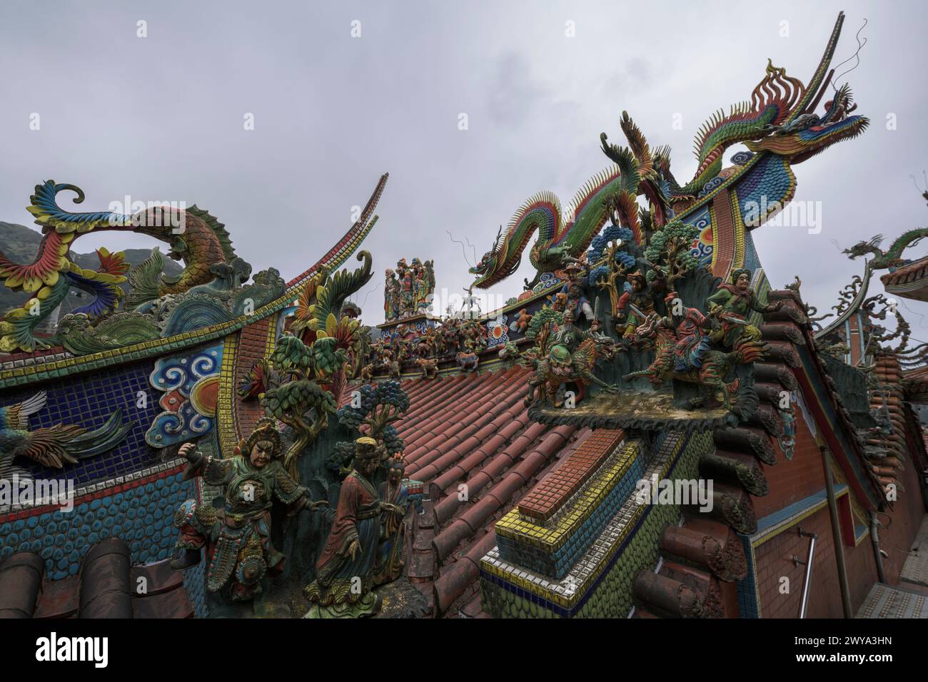 Blick auf ein mit Drachen dekoriertes Chuen Ji Hall-Tempeldach Stockfoto