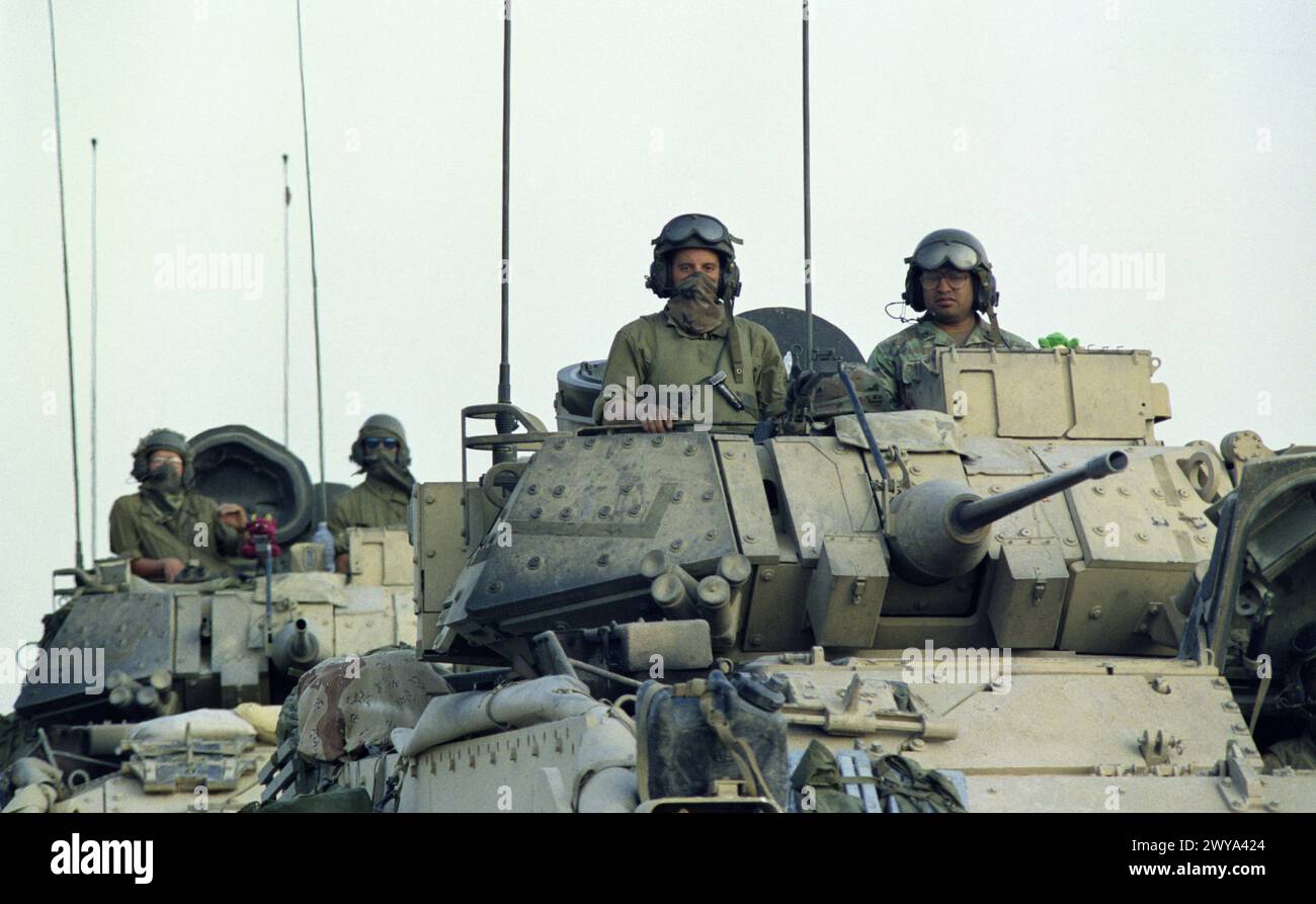 26. März 1991 Bradley-Kampffahrzeuge passieren den letzten Kontrollpunkt der US-Armee, nur 8 km südlich von Nasiriyah im südlichen Irak. Stockfoto
