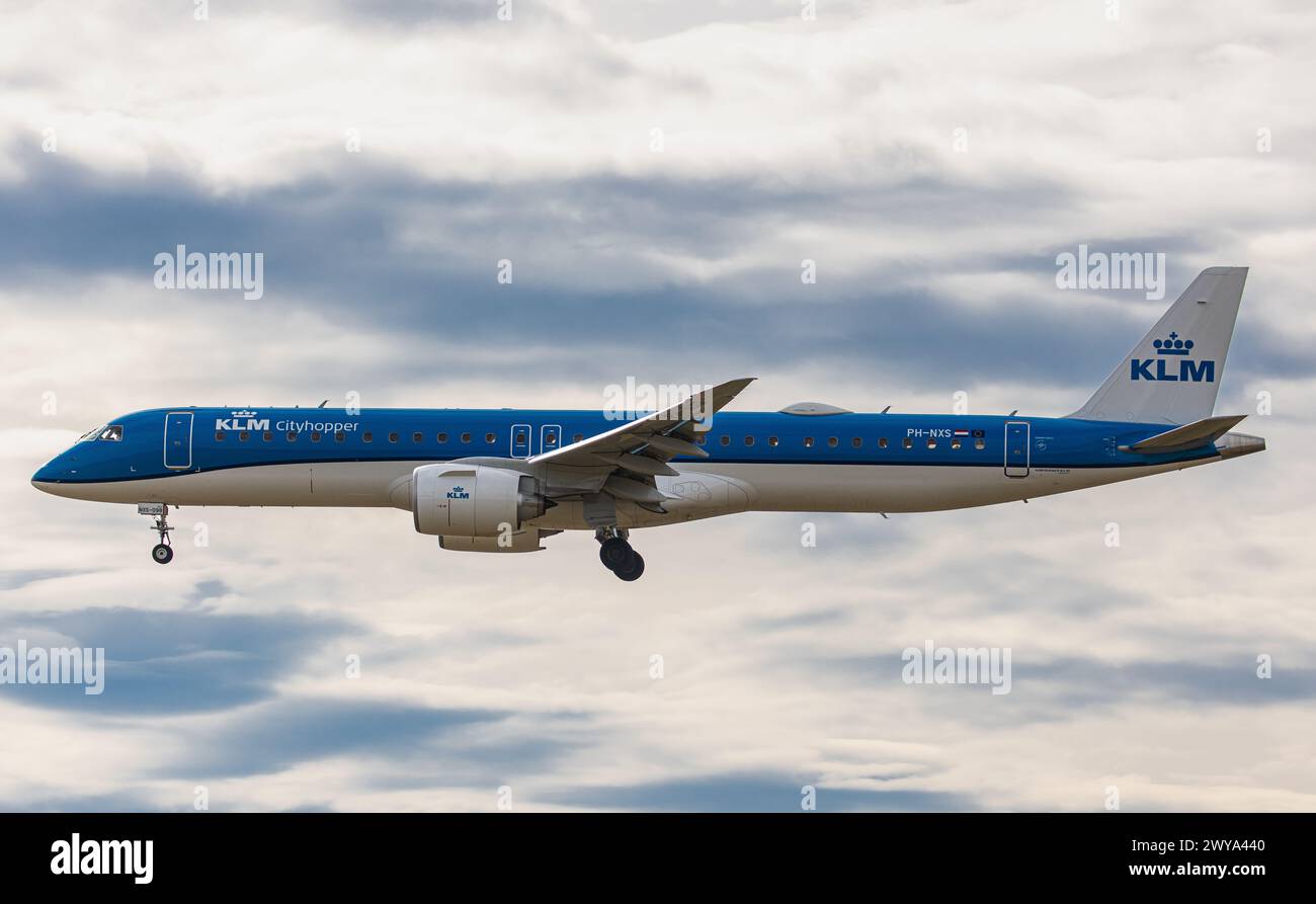 Ein Embraer 195-E2 von KLM Cityhopper befindet sich im Endlandeanflug auf den Flughafen Zürich. Registrierung PH-NXS. (Zürich, Schweiz, 10.02.2024) Stockfoto