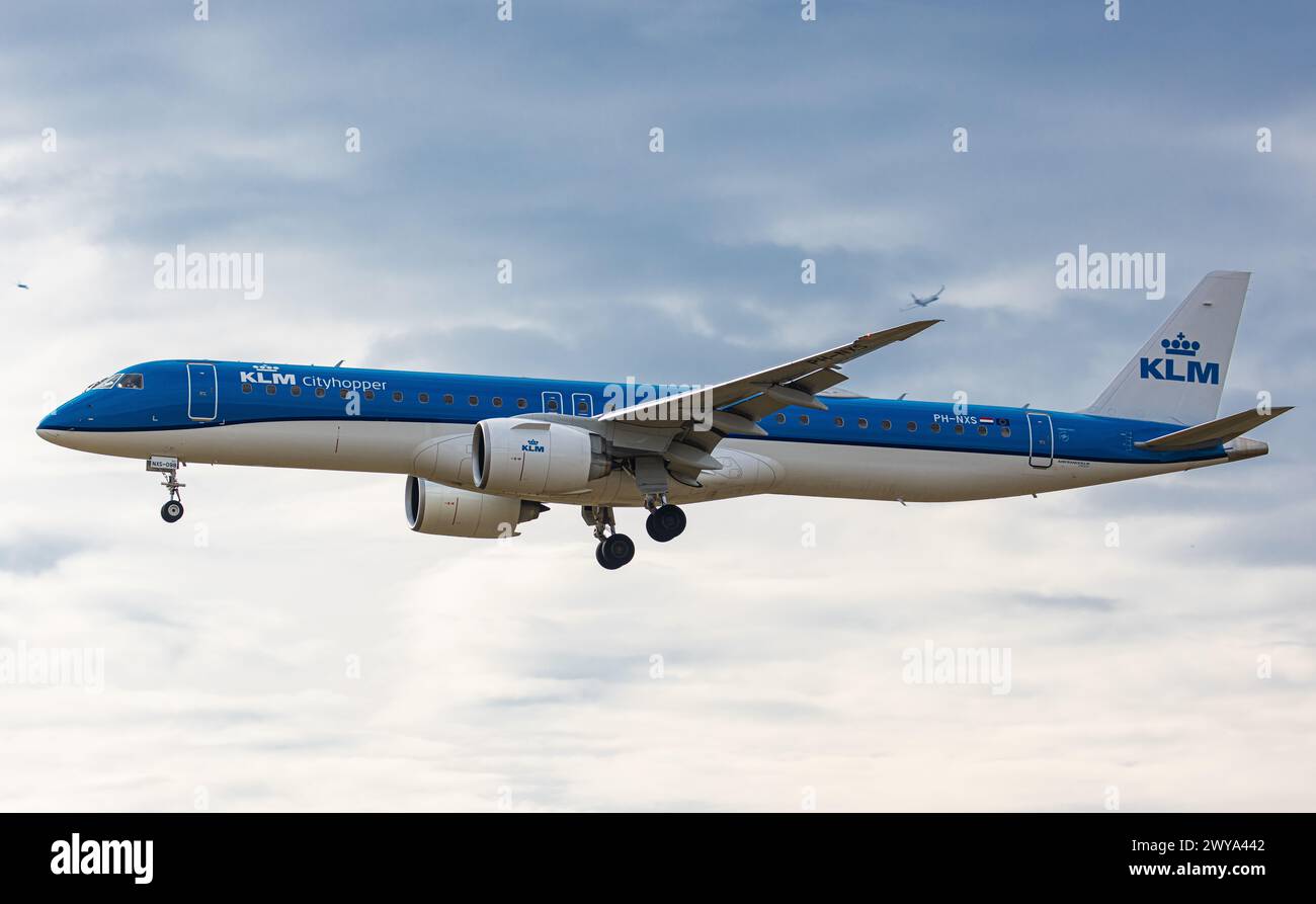 Ein Embraer 195-E2 von KLM Cityhopper befindet sich im Endlandeanflug auf den Flughafen Zürich. Registrierung PH-NXS. (Zürich, Schweiz, 10.02.2024) Stockfoto