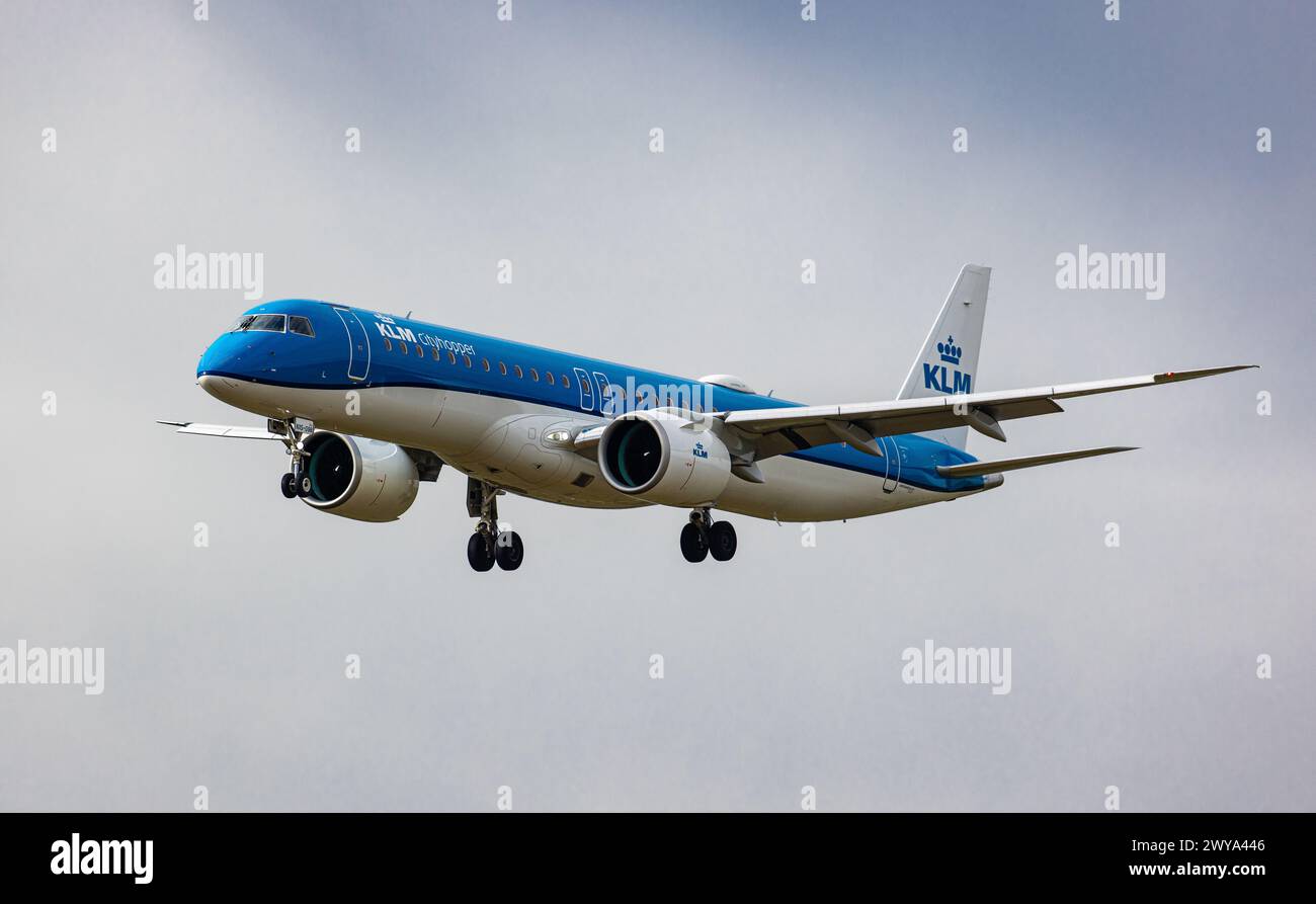 Ein Embraer 195-E2 von KLM Cityhopper befindet sich im Endlandeanflug auf den Flughafen Zürich. Registrierung PH-NXS. (Zürich, Schweiz, 10.02.2024) Stockfoto