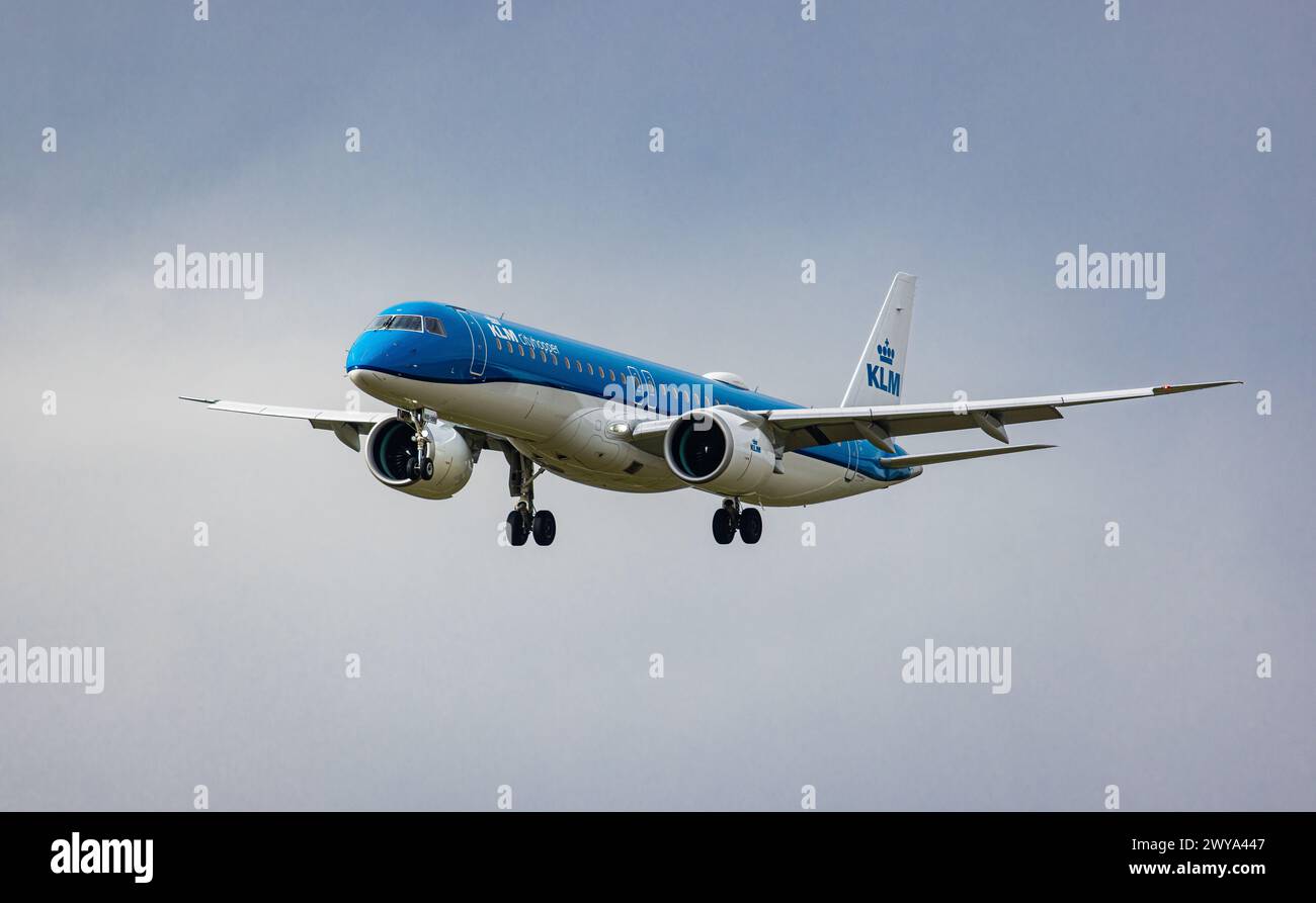 Ein Embraer 195-E2 von KLM Cityhopper befindet sich im Endlandeanflug auf den Flughafen Zürich. Registrierung PH-NXS. (Zürich, Schweiz, 10.02.2024) Stockfoto